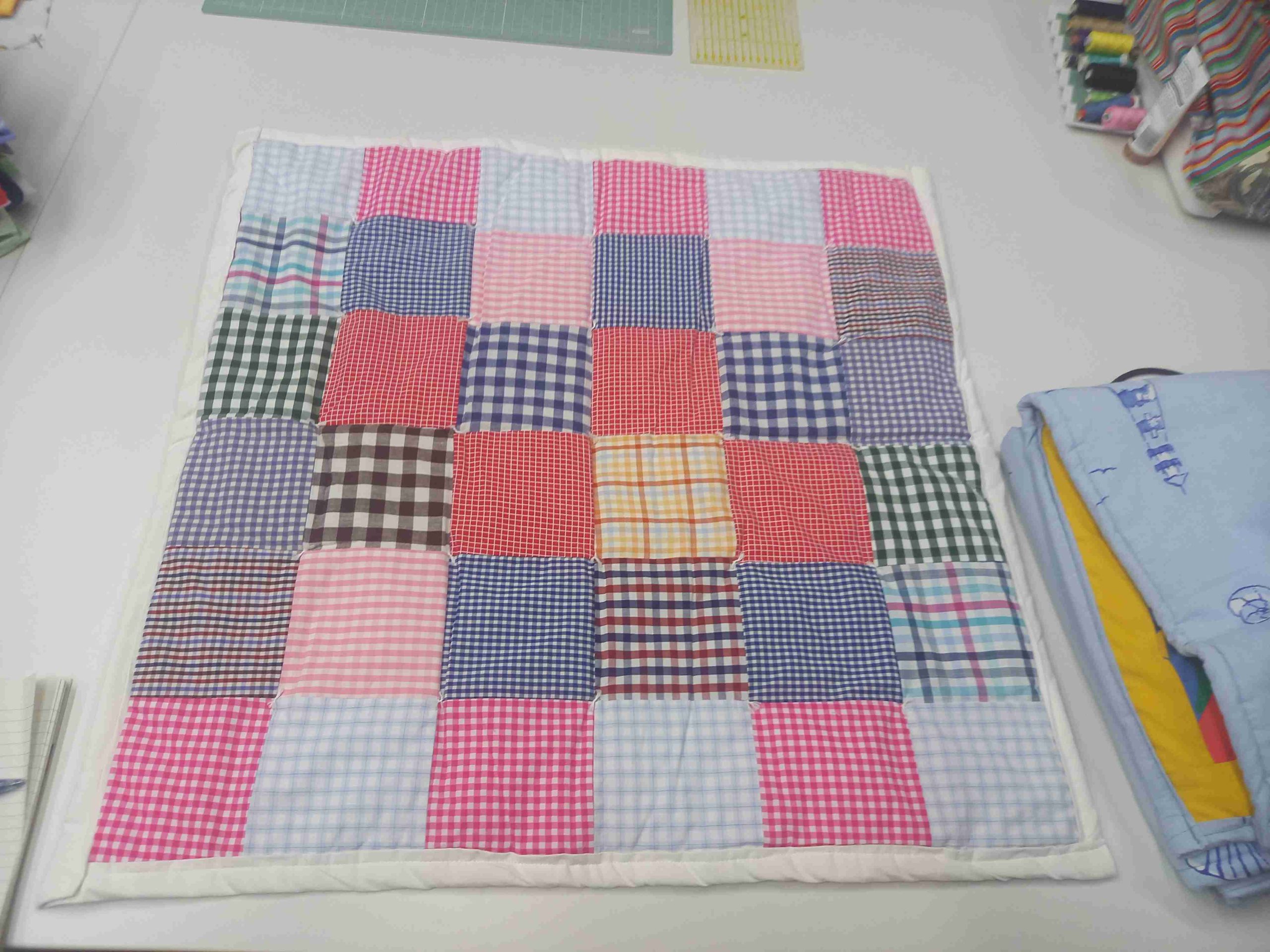 Eine handgefertigte Patchwork-Decke in der Nähwerkstatt von Hanseatic Help e.V. Foto: Murat Demirel