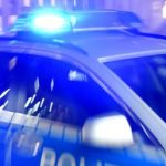 Drogenschmuggel: Polizei ermittelt gegen Drogennetzwerk Ein Streifenwagen der Polizei steht mit eingeschaltetem Blaulicht auf der Straße. Text über Drogenschmuggel.
