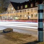 Mehr Blitzerfahrzeuge und Radarsäulen in Hamburg Blitzersäule bei Nacht an einer befahrenen Straße. Ein Symbolbild