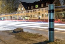 Mehr Blitzerfahrzeuge und Radarsäulen in Hamburg Blitzersäule bei Nacht an einer befahrenen Straße. Ein Symbolbild