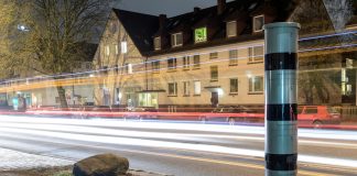 Mehr Blitzerfahrzeuge und Radarsäulen in Hamburg Blitzersäule bei Nacht an einer befahrenen Straße. Ein Symbolbild