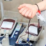 Hitze in Hamburg: DRK ruft zum Blutspenden auf Eine Hand ist geballt über Blutbeutel.