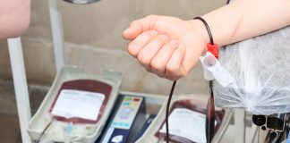 Hitze in Hamburg: DRK ruft zum Blutspenden auf Eine Hand ist geballt über Blutbeutel.