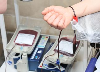 Hitze in Hamburg: DRK ruft zum Blutspenden auf Eine Hand ist geballt über Blutbeutel.