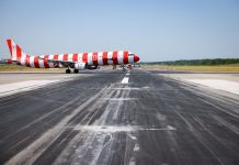 Mehr Fluglärm in Alsterdorf und Norderstedt Ein geringeltes Condor Flugzeug fährt auf eine Start- und Landebahn des Hamburger Flughafens. Fluglärm über Alsterdorf und Norderstedt.