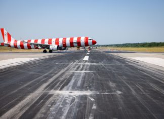 Mehr Fluglärm in Alsterdorf und Norderstedt Ein geringeltes Condor Flugzeug fährt auf eine Start- und Landebahn des Hamburger Flughafens. Fluglärm über Alsterdorf und Norderstedt.