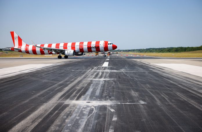 Ein geringeltes Condor Flugzeug fährt auf eine Start- und Landebahn des Hamburger Flughafens. Fluglärm über Alsterdorf und Norderstedt.