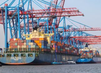 Straße von Hormus bald wieder frei? – Deutsche Reedereien erleichtert Ein beladenes Containerschiff liegt im Hamburger Hafen.