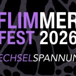 Unter Wechselspannung: Das Flimmerfest Die Aufschrift "Flimmerfest 2026", wobei die Schrift in der Mitte halbiert wurde. Die linke Seite ist lila, die rechte Seite ist weiß. auch die Unterschrift "Wechselspannung" ist gleich angeordnet. Der Hintergrund ist dunkel mit grauen, distorten Motiven.