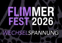 Unter Wechselspannung: Das Flimmerfest Die Aufschrift "Flimmerfest 2026", wobei die Schrift in der Mitte halbiert wurde. Die linke Seite ist lila, die rechte Seite ist weiß. auch die Unterschrift "Wechselspannung" ist gleich angeordnet. Der Hintergrund ist dunkel mit grauen, distorten Motiven.