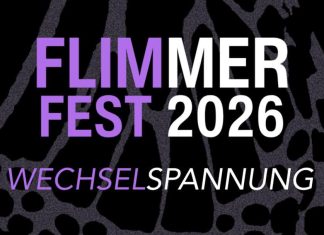 Unter Wechselspannung: Das Flimmerfest Die Aufschrift "Flimmerfest 2026", wobei die Schrift in der Mitte halbiert wurde. Die linke Seite ist lila, die rechte Seite ist weiß. auch die Unterschrift "Wechselspannung" ist gleich angeordnet. Der Hintergrund ist dunkel mit grauen, distorten Motiven.