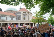 7000 gegen den Sparkurs: Studierende protestieren gegen Kürzungen Im Hintergrund ist das Hauptgebäude der Universität Hamburg, im Vordergrund viele Studierende mit Plakaten.