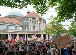 7000 gegen den Sparkurs: Studierende protestieren gegen Kürzungen Im Hintergrund ist das Hauptgebäude der Universität Hamburg, im Vordergrund viele Studierende mit Plakaten.