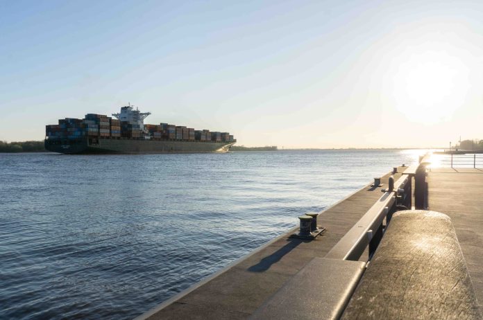 Sommerwetter Hamburg Ein Containerschiff fährtüber die Elbe. Ein Symbolbild für hohe Temperaturen.