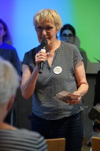 Hilde Vollmayer von den "Omas gegen Rechts" mit Mikro in der Hand bei einer Veranstaltung
