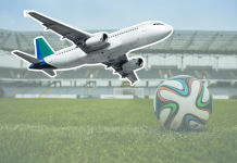 Die WM der langen Wege Ein Fußball liegt auf dem Rasen in einem Stadion. Daneben ist ein Flugzeug in das Bild eingefügt. Im Hintergrund ist das Stadion verschwommen zu erkennen, es ist leer.
