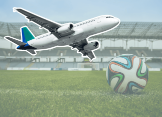 Die WM der langen Wege Ein Fußball liegt auf dem Rasen in einem Stadion. Daneben ist ein Flugzeug in das Bild eingefügt. Im Hintergrund ist das Stadion verschwommen zu erkennen, es ist leer.