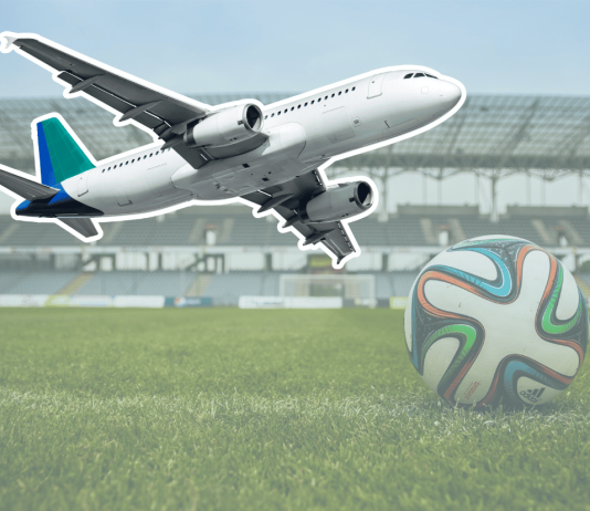 Die WM der langen Wege Ein Fußball liegt auf dem Rasen in einem Stadion. Daneben ist ein Flugzeug in das Bild eingefügt. Im Hintergrund ist das Stadion verschwommen zu erkennen, es ist leer.