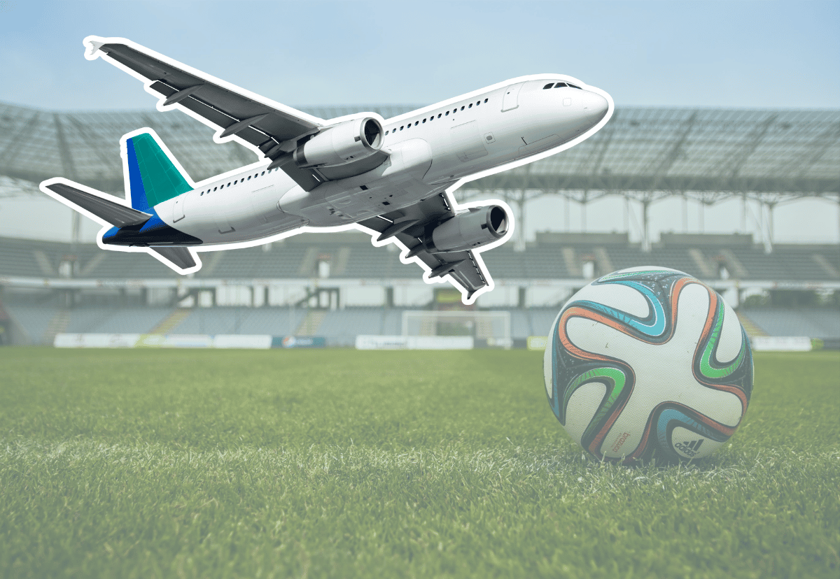 Die WM der langen Wege Ein Fußball liegt auf dem Rasen in einem Stadion. Daneben ist ein Flugzeug in das Bild eingefügt. Im Hintergrund ist das Stadion verschwommen zu erkennen, es ist leer.