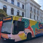 Ein Duschbus für Wohnungslose Duschbus von GoBanyo vor dem Rathaus Altona.