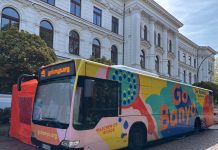 Ein Duschbus für Wohnungslose Duschbus von GoBanyo vor dem Rathaus Altona.