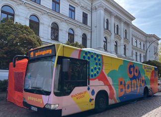 Ein Duschbus für Wohnungslose Duschbus von GoBanyo vor dem Rathaus Altona.