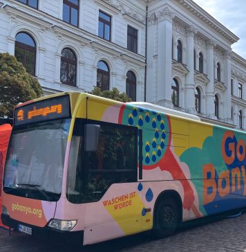 Ein Duschbus für Wohnungslose Duschbus von GoBanyo vor dem Rathaus Altona.