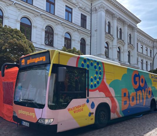 Ein Duschbus für Wohnungslose Duschbus von GoBanyo vor dem Rathaus Altona.