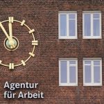 Leichter Rückgang der Arbeitslosigkeit Die Uhr an der Fassade der Agentur für Arbeit zeigt fünf Minuten vor Zwölf an.