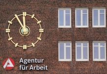 Leichter Rückgang der Arbeitslosigkeit Die Uhr an der Fassade der Agentur für Arbeit zeigt fünf Minuten vor Zwölf an.