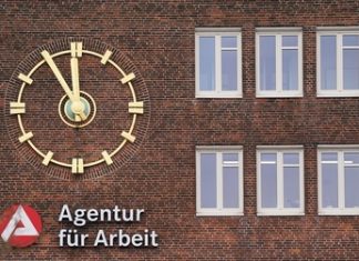 Leichter Rückgang der Arbeitslosigkeit Die Uhr an der Fassade der Agentur für Arbeit zeigt fünf Minuten vor Zwölf an.
