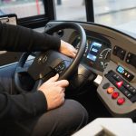 Kaum Klimaanlagen in U- und S-Bahnen Hamburg: Ein Busfahrer sitzt in einem Elektrobus der Hamburger Hochbahn AG.