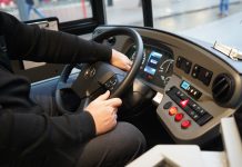 Kaum Klimaanlagen in U- und S-Bahnen Hamburg: Ein Busfahrer sitzt in einem Elektrobus der Hamburger Hochbahn AG.