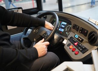 Kaum Klimaanlagen in U- und S-Bahnen Hamburg: Ein Busfahrer sitzt in einem Elektrobus der Hamburger Hochbahn AG.