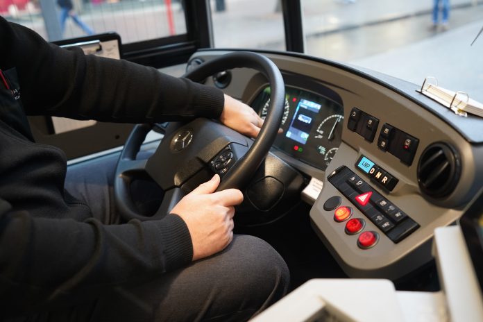 Hamburg: Ein Busfahrer sitzt in einem Elektrobus der Hamburger Hochbahn AG.