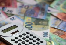 Steuereinnahmen: Hamburg rechnet mit 1,4 Milliarden weniger Ein Taschenrechner liegt auf verschiedenen Euro-Banknoten.