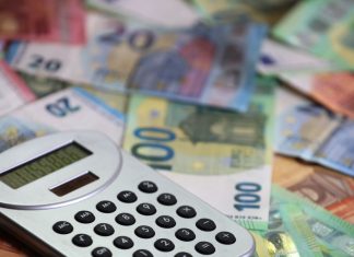 Steuereinnahmen: Hamburg rechnet mit 1,4 Milliarden weniger Ein Taschenrechner liegt auf verschiedenen Euro-Banknoten.
