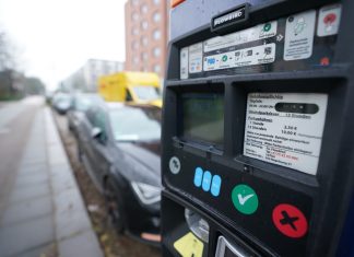 Parkgebühren: CDU spricht sich gegen Erhöhung aus Ein Parkschein-Automat ist an einer Straße zu sehen. Das Parken in Hamburg wird teurer.