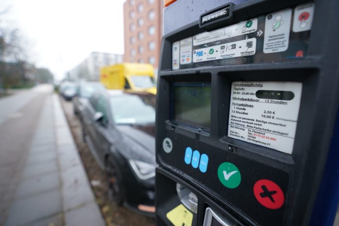 Ein Parkschein-Automat ist an einer Straße zu sehen. Das Parken in Hamburg wird teurer.