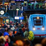 Bahnstrecke zwischen Hamburg und Berlin wieder frei Ein ICE steht an einem Bahnsteig im Hamburger Hauptbahnhof. Der Bahnsteig ist voller Menschen. Die Bahnstrecke zwischen Hamburg und Berlin ist nach Bauarbeiten wieder frei.
