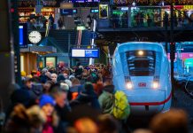 Bahnstrecke zwischen Hamburg und Berlin wieder frei Ein ICE steht an einem Bahnsteig im Hamburger Hauptbahnhof. Der Bahnsteig ist voller Menschen. Die Bahnstrecke zwischen Hamburg und Berlin ist nach Bauarbeiten wieder frei.