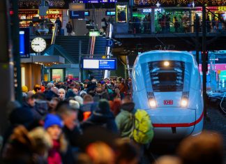 Bahnstrecke zwischen Hamburg und Berlin wieder frei Ein ICE steht an einem Bahnsteig im Hamburger Hauptbahnhof. Der Bahnsteig ist voller Menschen. Die Bahnstrecke zwischen Hamburg und Berlin ist nach Bauarbeiten wieder frei.
