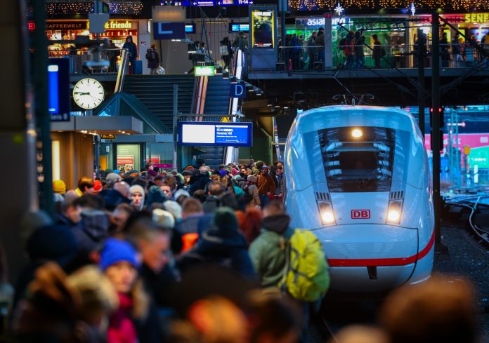 Ein ICE steht an einem Bahnsteig im Hamburger Hauptbahnhof. Der Bahnsteig ist voller Menschen. Die Bahnstrecke zwischen Hamburg und Berlin ist nach Bauarbeiten wieder frei.