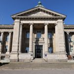 Sammelklage gegen Meta unterbrochen Das Gebäude des Hanseatischen Oberlandesgerichts.