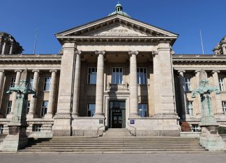 Sammelklage gegen Meta unterbrochen Das Gebäude des Hanseatischen Oberlandesgerichts.