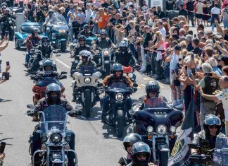 Harley Days in Hamburg: Sperren wegen Motorradparade erwartet Viele Motorradfahrer*innen fahren in Reihen über eine Straße in der Sonne.