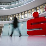 Einbruch bei Hamburger Sparkasse: So groß war die Beute Eine Eingangshalle der Hamburger Sparkasse mit dem Logo der Sparkasse. Im Vordergrund sieht man eine Person, die durch die Halle läuft.