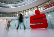 Einbruch bei Hamburger Sparkasse: So groß war die Beute Eine Eingangshalle der Hamburger Sparkasse mit dem Logo der Sparkasse. Im Vordergrund sieht man eine Person, die durch die Halle läuft.