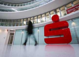 Einbruch bei Hamburger Sparkasse: So groß war die Beute Eine Eingangshalle der Hamburger Sparkasse mit dem Logo der Sparkasse. Im Vordergrund sieht man eine Person, die durch die Halle läuft.