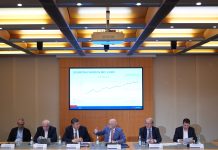 Senat beschließt Haushalt: Auch Studierende zahlen mehr In einem Konferenzsaal sitzen 6 Menschen an einem Tisch. Hinter ihnen ist ein Bildschirm mit einer Grafik und Beschriftung: "Aufwand in Mio. Euro" Der Haushalt für Hamburg 2027/28 wird vorgestellt.